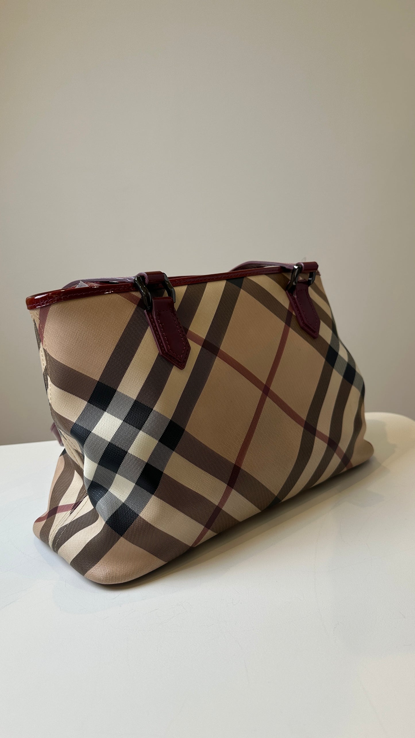 Burberry Classic Tote Bag M Size