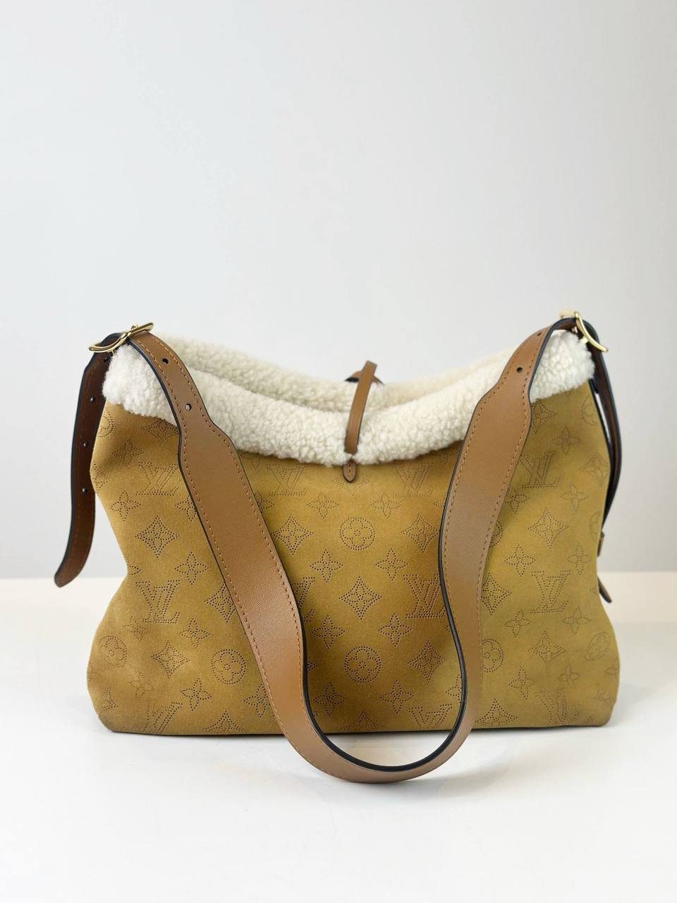 LOUIS VUITTON SUEDE MAHINA CARRYALL PM BEIGE SHOULDER BAG WITH POUCH