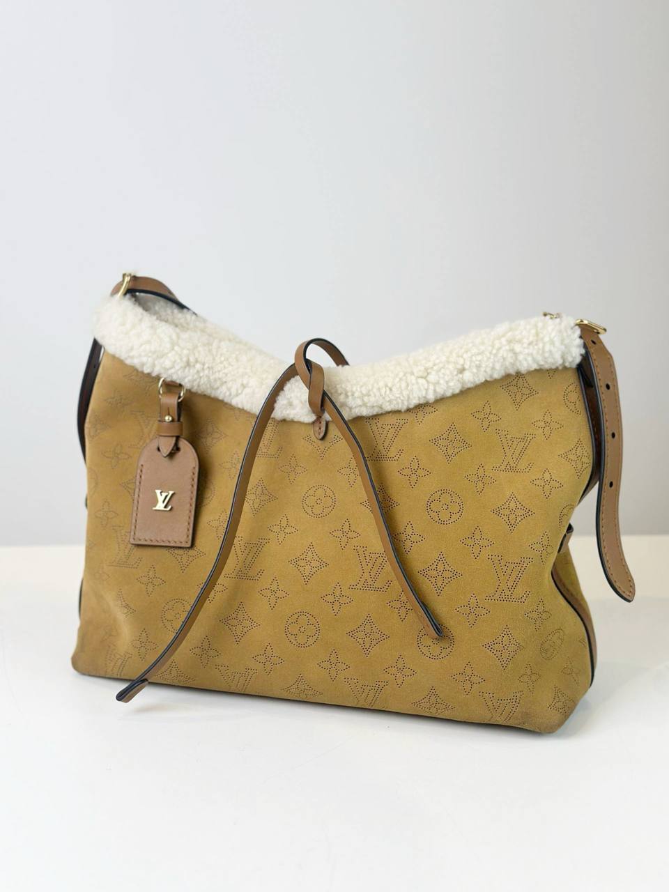 LOUIS VUITTON SUEDE MAHINA CARRYALL PM BEIGE SHOULDER BAG WITH POUCH