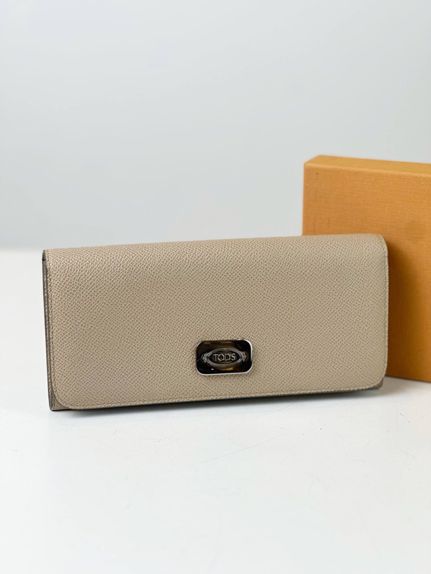 TOD'S LEATHER BEIGE LONG FLAP WALLET