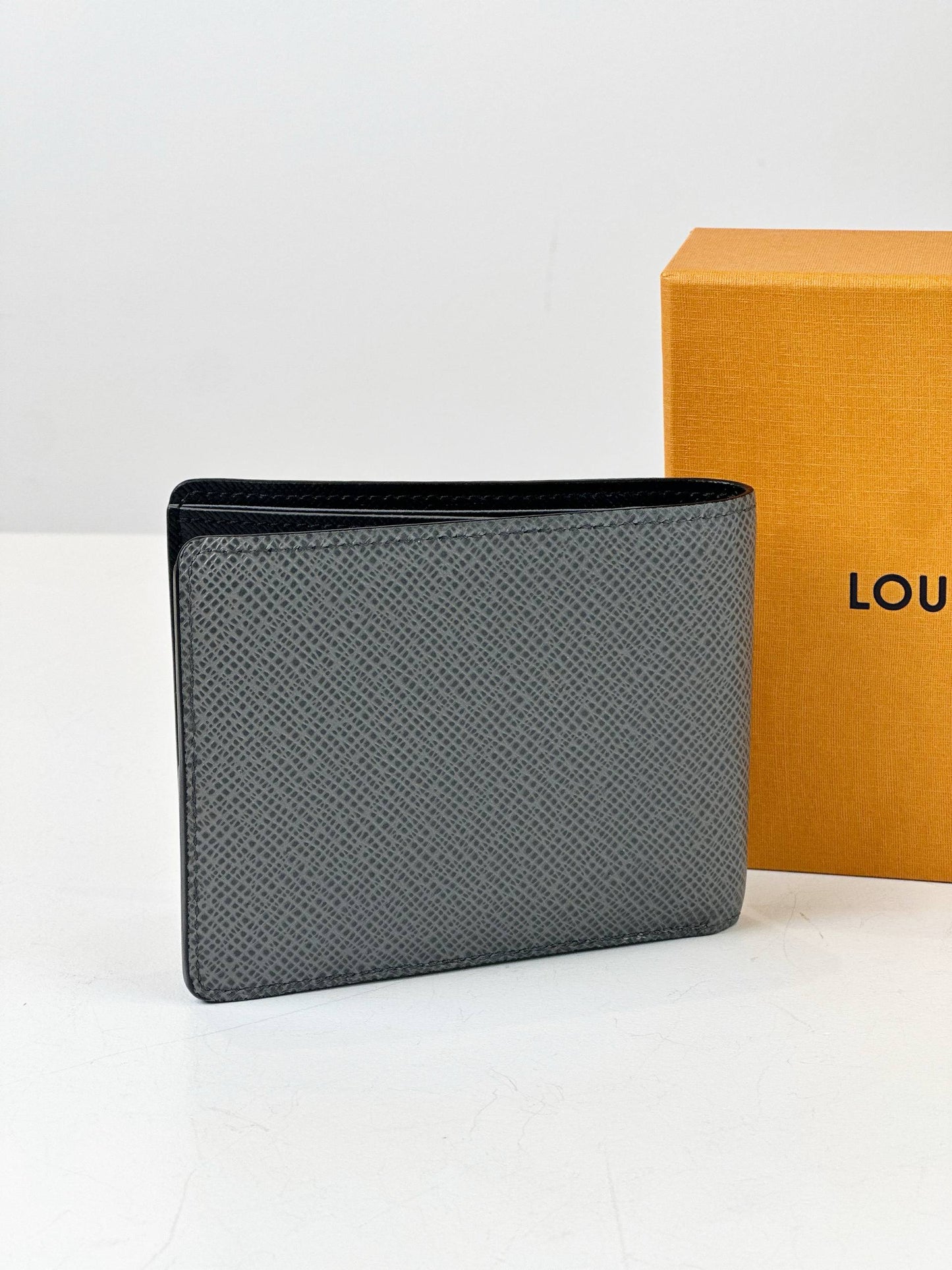 LOUIS VUITTON TAIGE LEATHER GREY BI-FOLD WALLET FULL SET