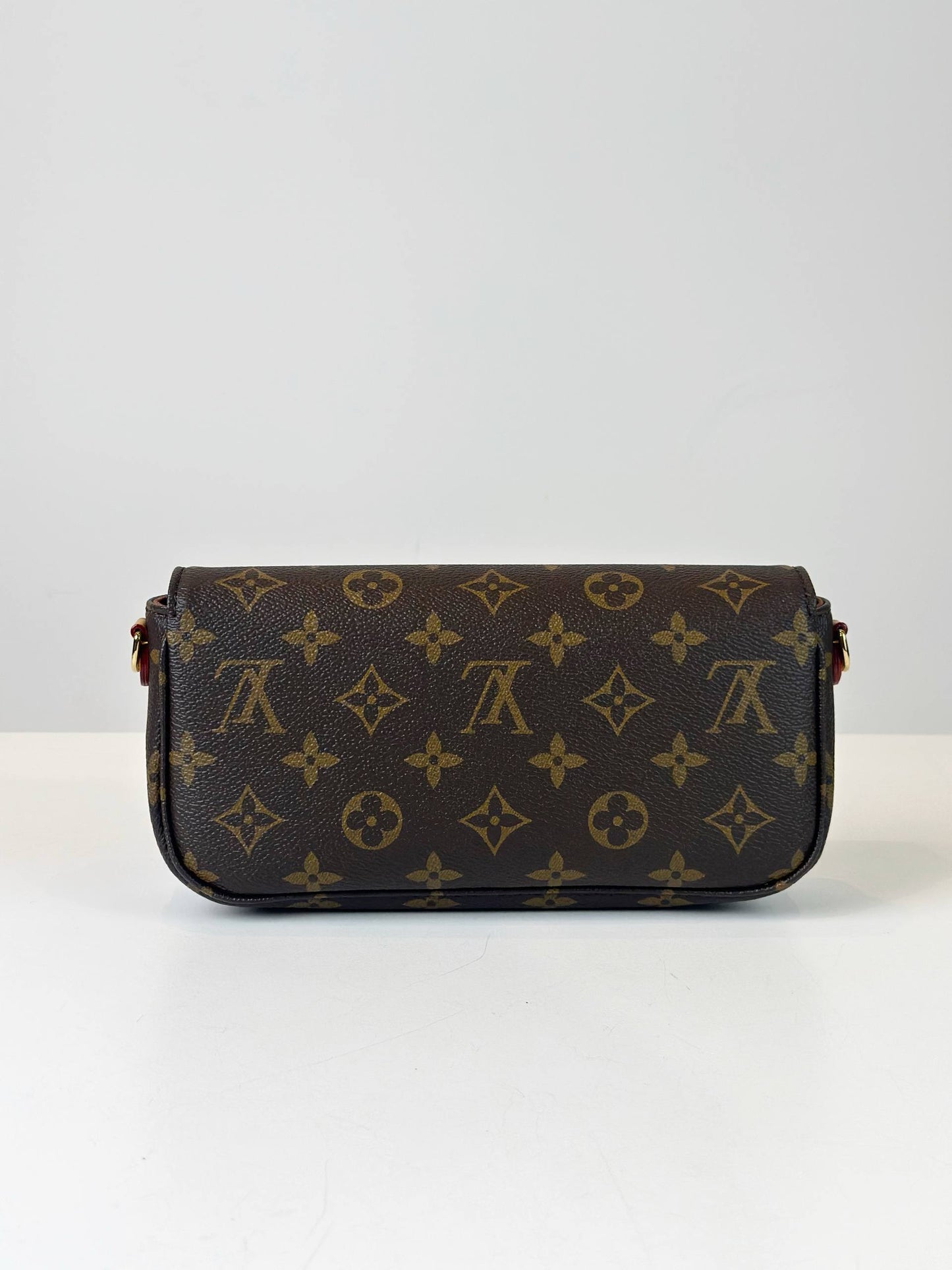 LOUIS VUITTON IVY MONOGRAM WALLET ON CHAIN