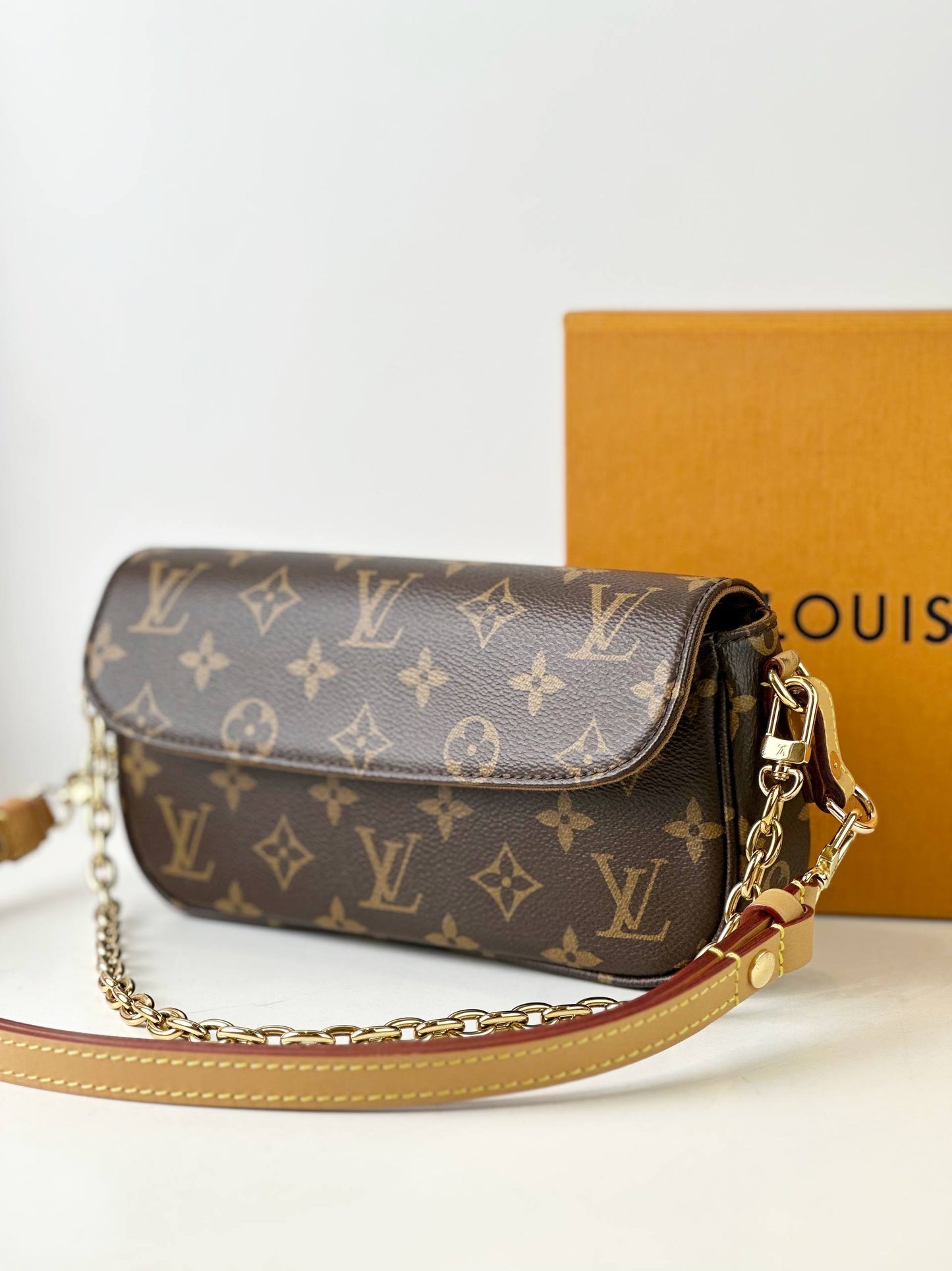 LOUIS VUITTON IVY MONOGRAM WALLET ON CHAIN