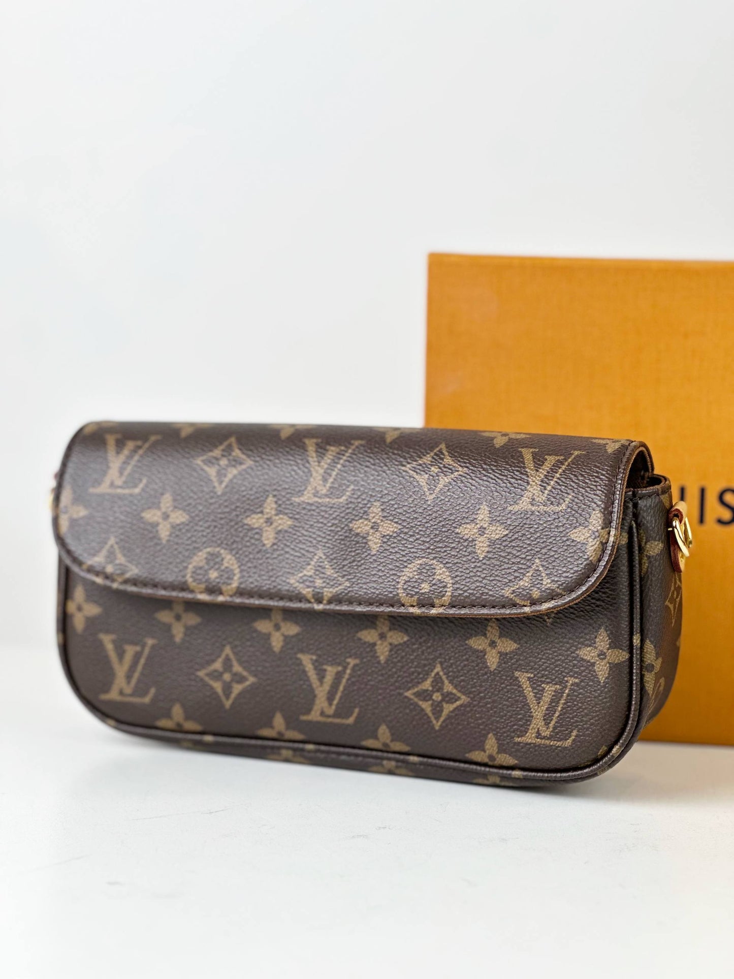 LOUIS VUITTON IVY MONOGRAM WALLET ON CHAIN