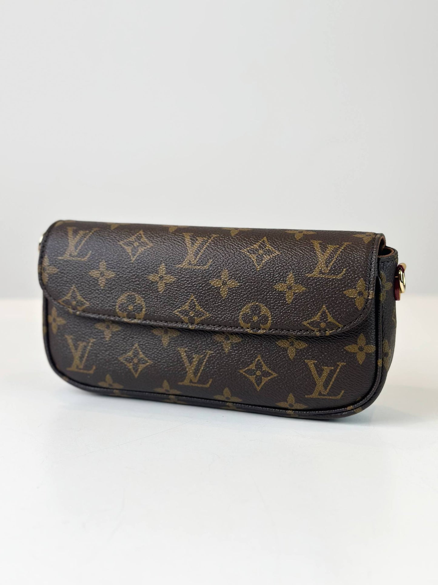 LOUIS VUITTON IVY MONOGRAM WALLET ON CHAIN