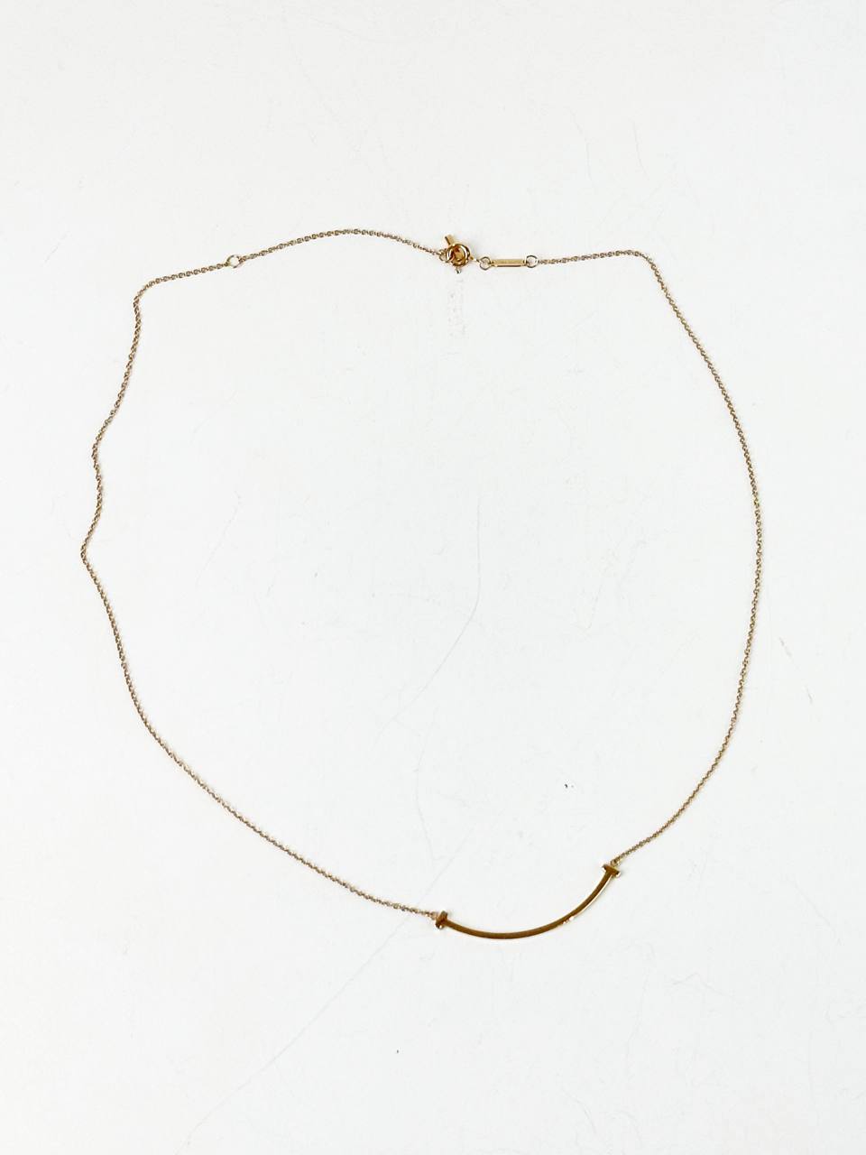 TIFFANY & CO. T SMILE PENDANT IN YELLOW GOLD NECKLACE