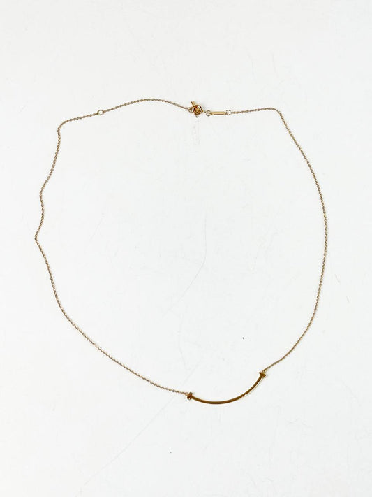 TIFFANY & CO. T SMILE PENDANT IN YELLOW GOLD NECKLACE