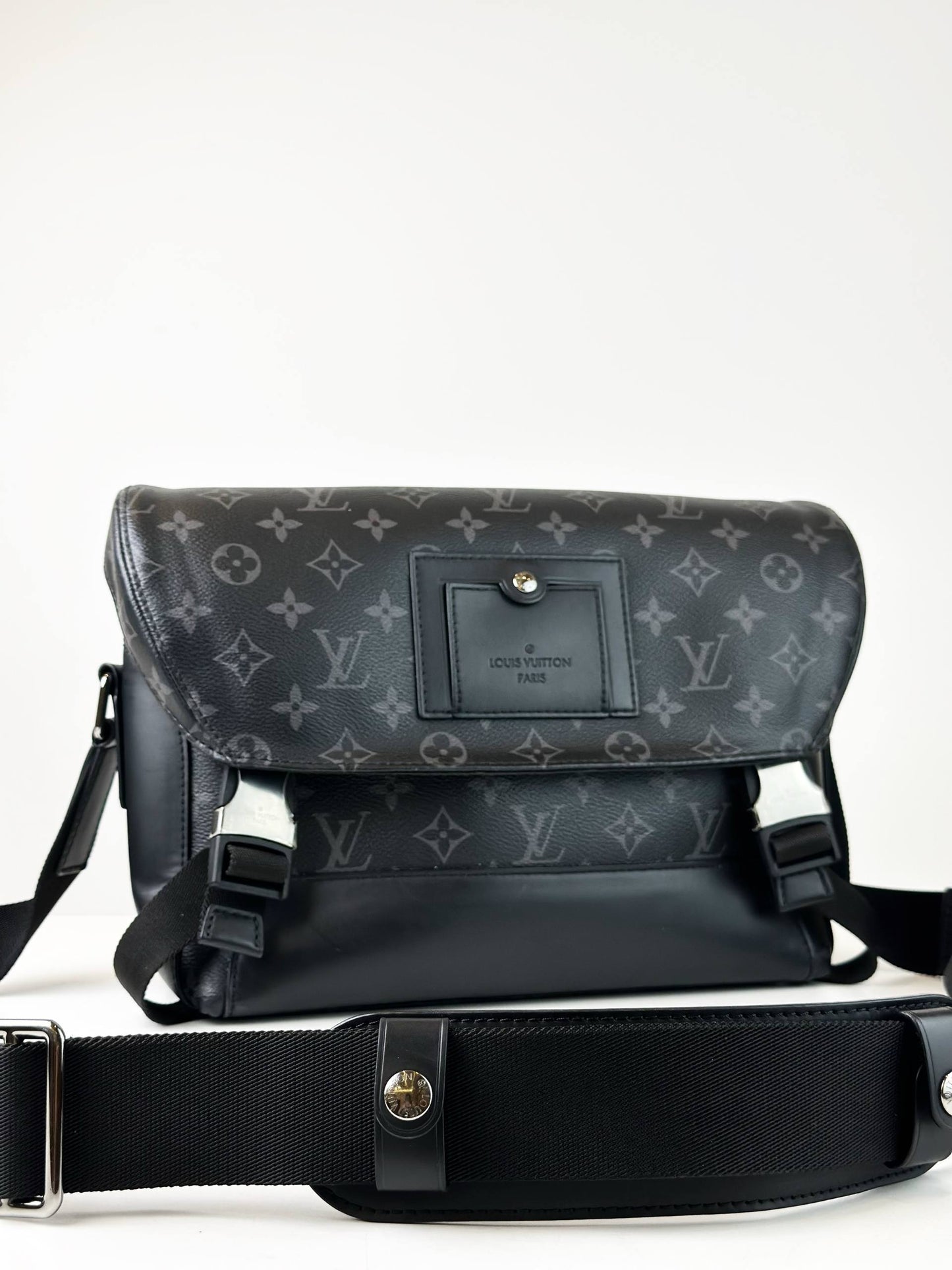 LOUIS VUITTON MESSENGER VOYAGE PM MONOGRAM ECLIPESE