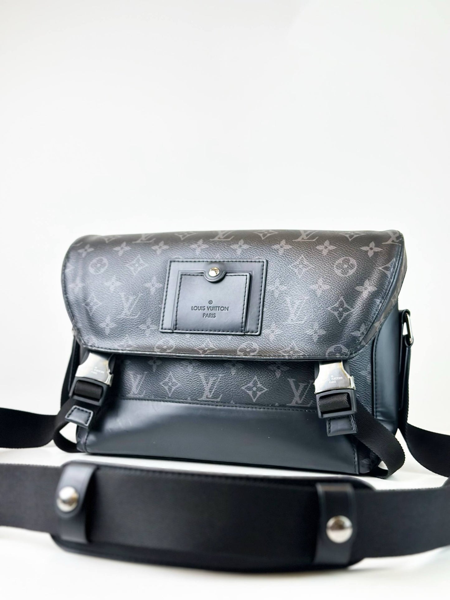 LOUIS VUITTON MESSENGER VOYAGE PM MONOGRAM ECLIPESE
