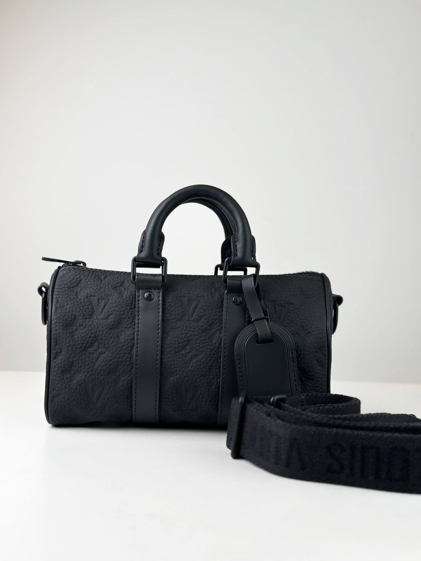 LOUIS VUITTON KEEPALL 25 BANDOULIERE BLACK TAURILLON LEATHER CROSSBODY BAG