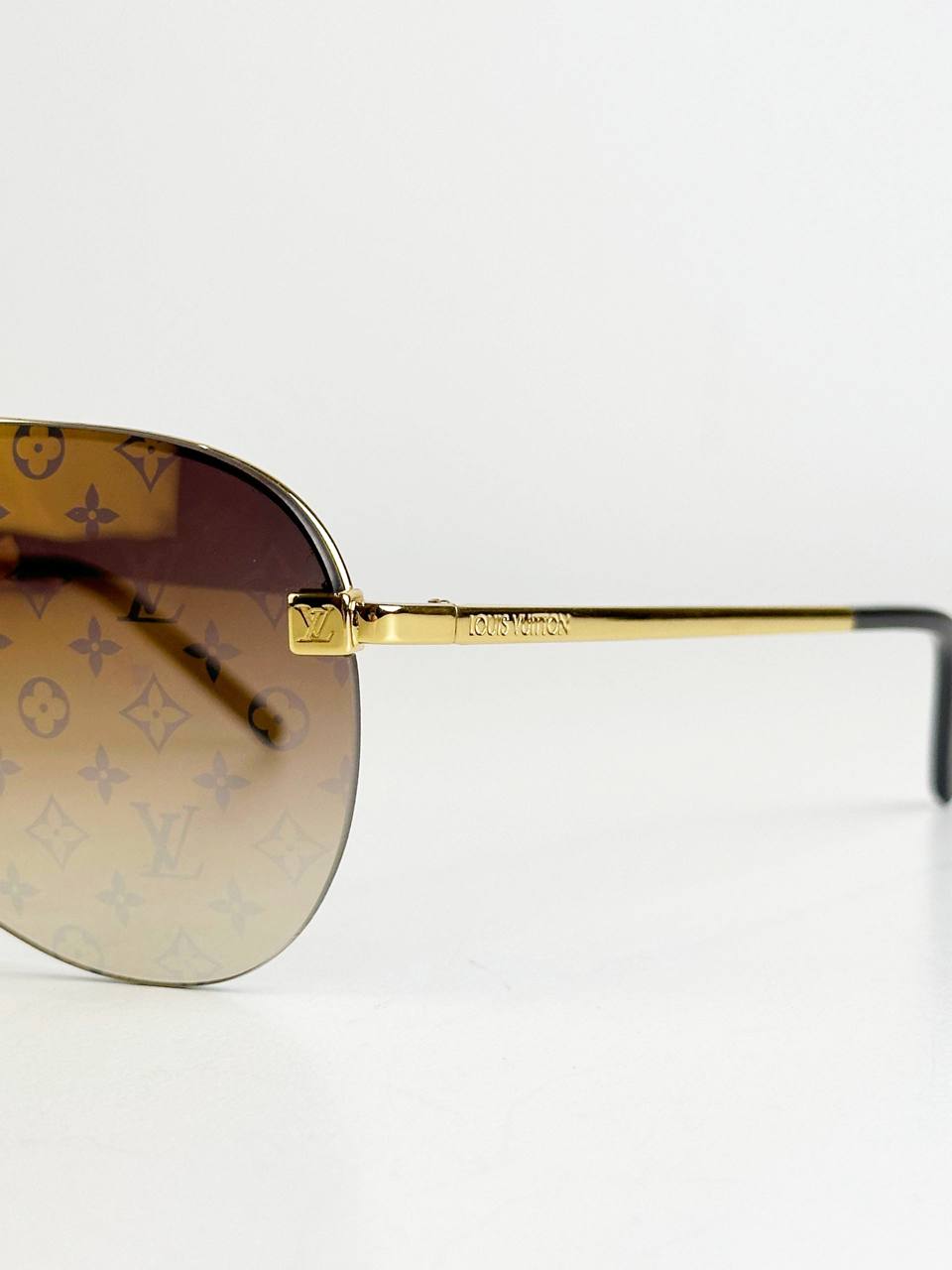 LOUIS VUITTON PILOT LIGHT SUNGLASSES